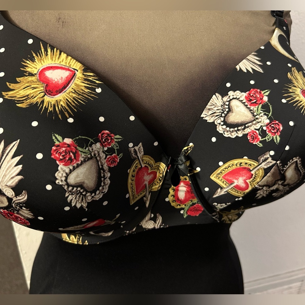Torrid sz 42F black/heart print back smoothing tee-shirt bra